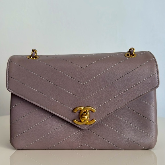 CHANEL Handbags - Chanel Grey-Taupe Chevron Leather Flap Bag Shoulder Crossbody Vintage Gold HW